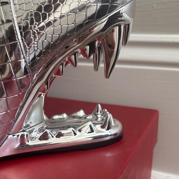 Silver Crocodile-Embossed Women's Boots - Picture 2 of 4